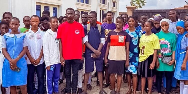 Hon. Olaminuwonlo Ayodeji Alao Akala Distributes Free JAMB Forms to Over 300 Students in Ogbomoso